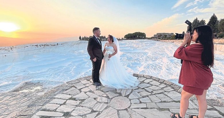 Düğün pozu için Pamukkale’ye geliyorlar