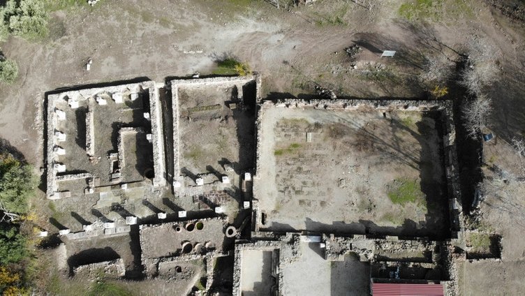 Çanakkale’de heyecanlandıran çalışma! 2 bin yıllık mezar içinde 10’dan fazla iskelet ortaya çıkarıldı