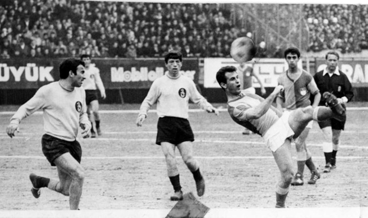 Vefatının 32. yılında unutulmadı! Sevenleri ’Taçsız Kral’ı kabri başında andı