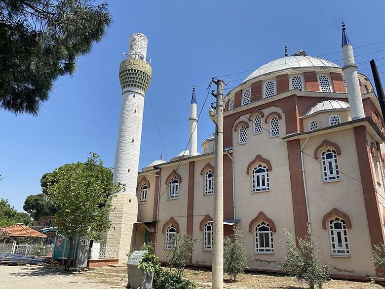 Minarenin külahı fırtınaya dayanamadı! Kurtulan leylekler mahallelinin tesellisi oldu