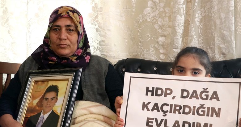 İzmir’de evlat nöbeti tutan anne: ’Çocukları dağa HDP götürüyor’