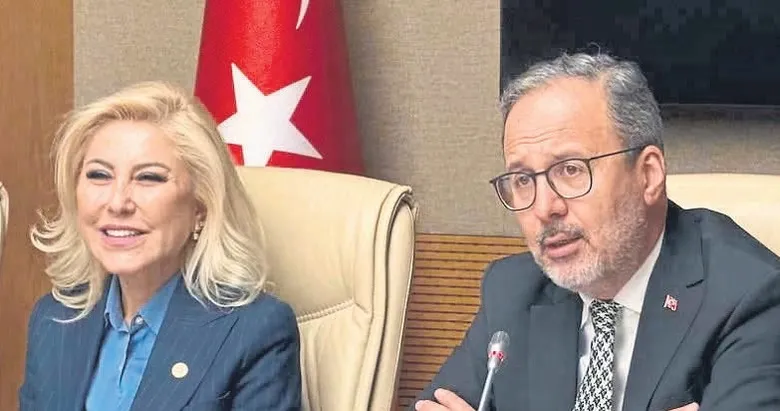 İEÜ’lü öğrenciler Bursalı ve Kasapoğlu ile bir araya geldi