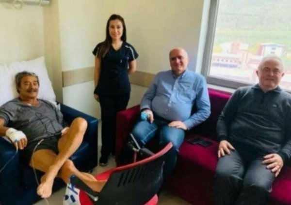 Kadir İnanır’ın son hali endişelendirdi! Yardımına sevgilisi yetişti