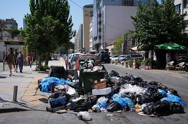 İzmir’de alışılmış görüntüler: Toplanmayan çöpler tepkilere neden oldu