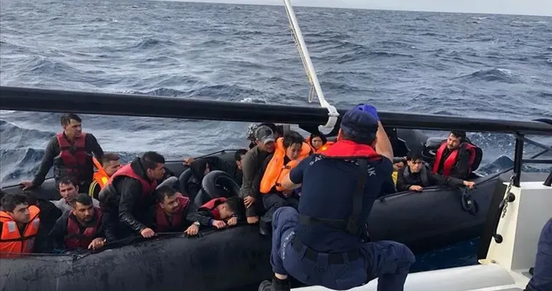 İzmir açıklarında operasyon: 14 düzensiz göçmen yakalandı