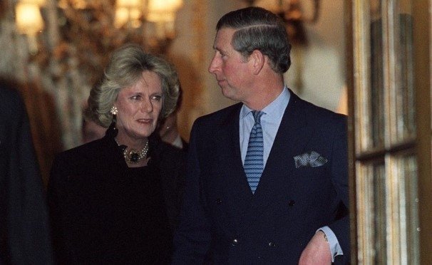 Taç giyme töreninin davetiyesi ortaya çıktı: Kral Charles’ın eşi Camilla ’Kraliçe’ oluyor