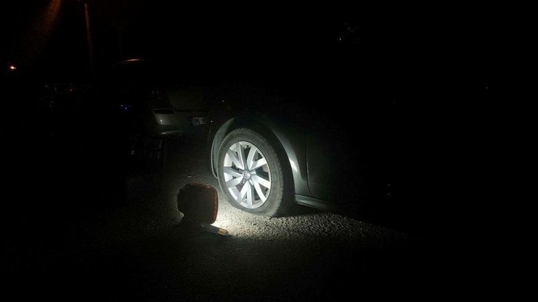 Polis kendisine bıçakla saldıran şüpheliyi bacağından vurarak durdurdu