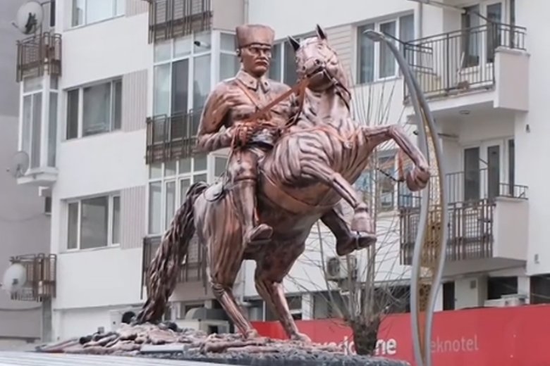 ‘Bir garip heykel’ sessizce kaldırıldı