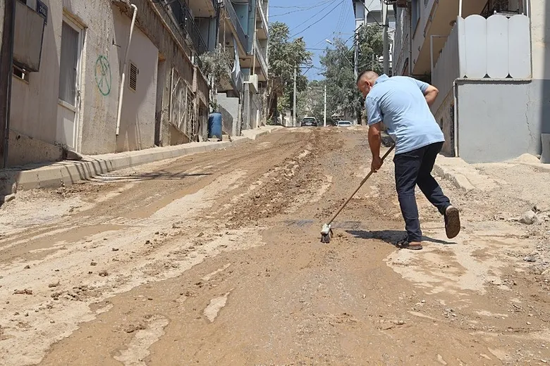 izmir-bayraklida-bozuk-yollara-halili-tepki-yollardan-dolayi-hastalarimizi-cikaramiyoruz-1786531644039.jpeg