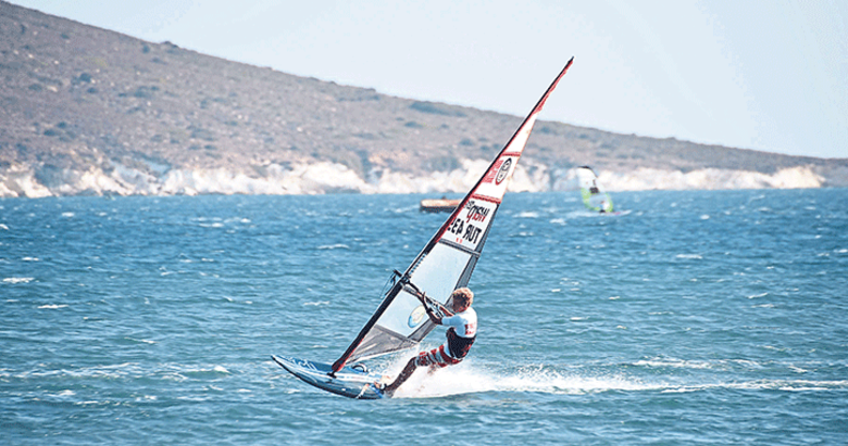 Çocuklar yararına sörf yaptılar