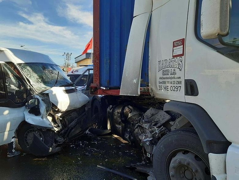 İzmir’deki feci kazada 6 cezaevi personeli yaralandı