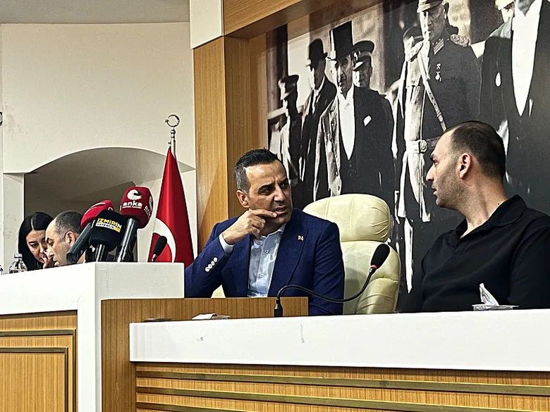 cigli-belediye-meclisinde-ortalik-karisti-baskan-yildiza-siseli-saldiri-1791036193084.png