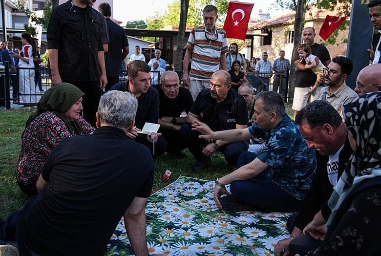 Bakan Yerlikaya’dan Balıkesir Sındırgı ziyareti! Vatandaşlarla bir araya gelen Yerlikaya, esnaf ziyareti gerçekleştirdi