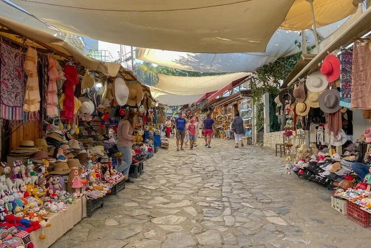 izmirde-ucuz-tatilin-adresi-belli-oldu-arabaniz-olmasa-da-olur-izbanla-1000-tl-altina-2-gunluk-tatil-rotasi-1787225854777.png