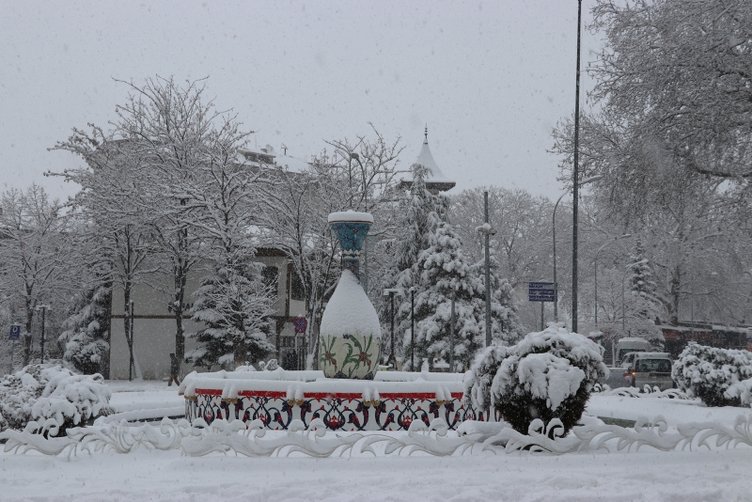 Kütahya’da kar yağışı ulaşımı aksattı