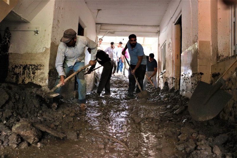 Sel suları Manisa’da mahalleyi yıktı geçti
