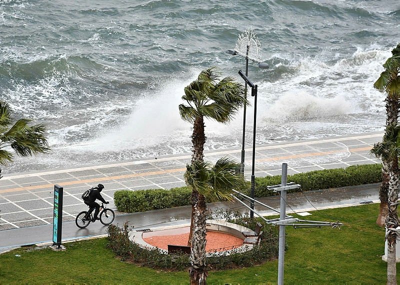 İzmir’e kuvvetli fırtına ve yağış uyarısı! Meteoroloji’den son dakika uyarısı! 29 Kasım Pazartesi hava durumu....