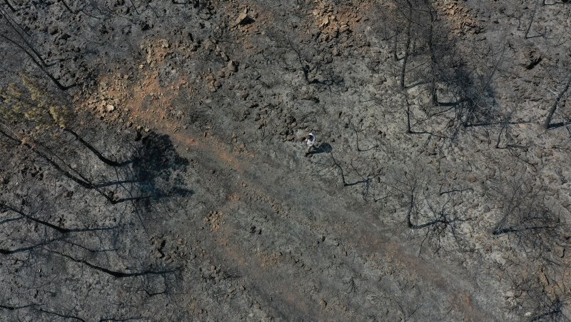 Marmaris’te yangın sonrası soğutma çalışmaları havadan görüntülendi