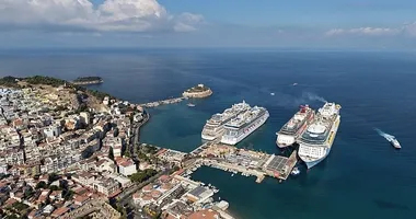 Kuşadası’na turist akını! 11 bin 811 kişi geldi