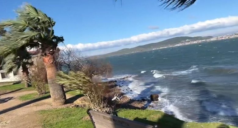 Balıkesir’de şiddetli fırtına! Balıkçı tekneleri battı, yelkenli sürüklendi