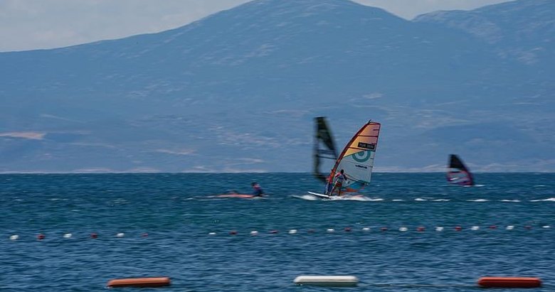 Rüzgarın evi Foça sörf tutkunlarını bekliyor! Su sporlarında önemli bir merkeze dönüşüyor