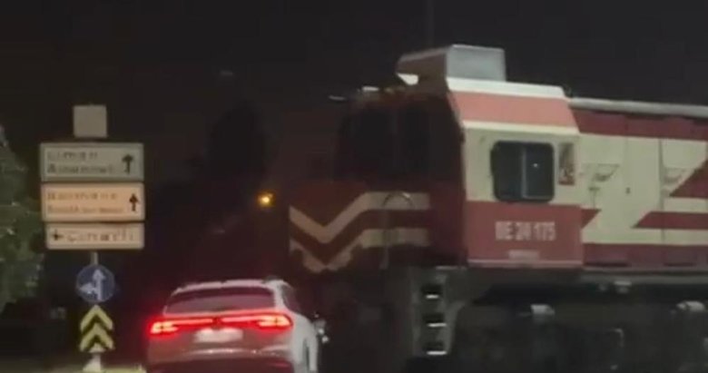 Hemzemin geçitte tren ile otomobil çarpıştı