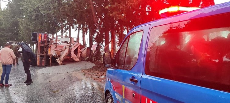 Aydın’da kayganlaşan yolda beton mikseri devrildi