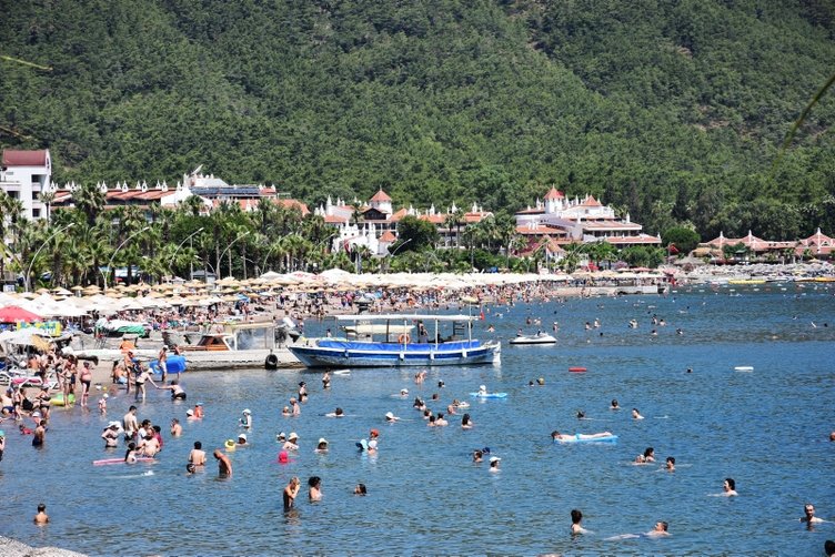Muğla’da turistler sıcak havada denize koştular