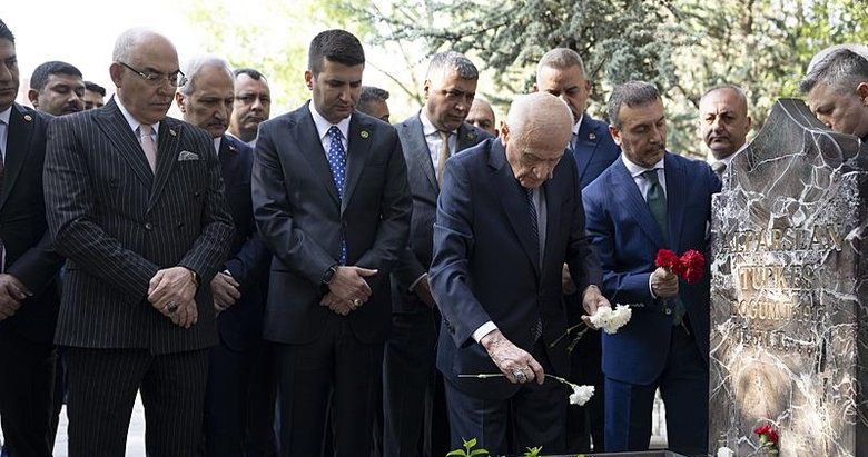 MHP Genel Başkanı Bahçeli, Alparslan Türkeş’in kabrini ziyaret etti
