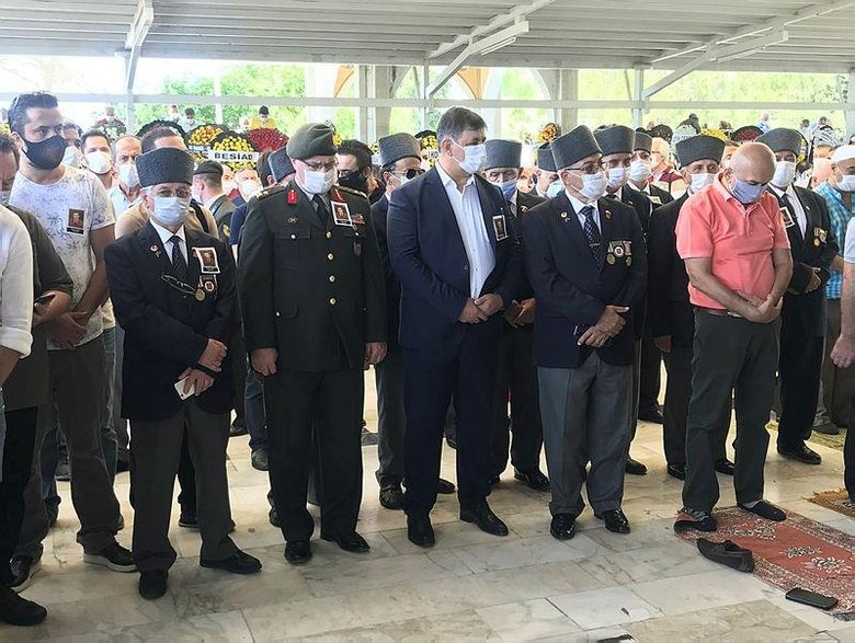 Karşıyaka Belediye Başkanı Tugay'ın babası son yolculuğuna uğurlandı