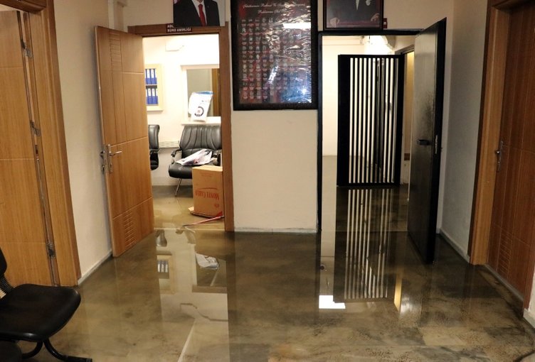 İzmir’de sağanak yağış hayatı olumsuz etkiledi!