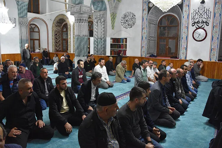 mevlid-kandilinde-oruc-tutulur-mu-mevlid-kandilinde-yapilabilecek-ibadetler-nelerdir-1787321658674.png