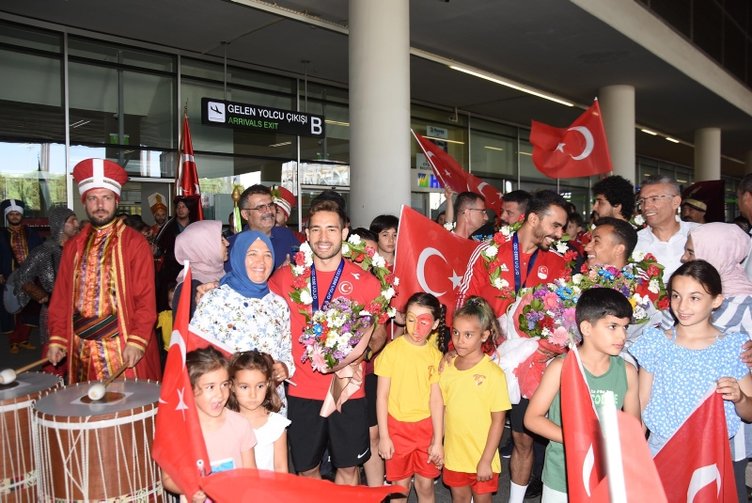 Milli cimnastikçilerden tarihi başarı! İzmir’de Mehter Takımı ile karşılandılar