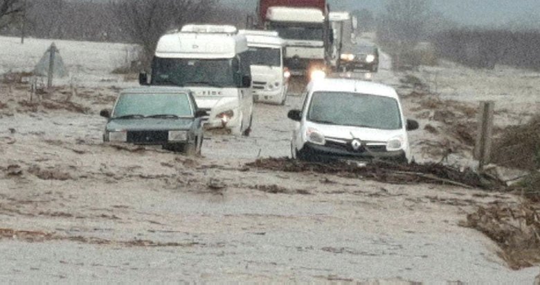 İzmir’de araçlar mahsur kaldı