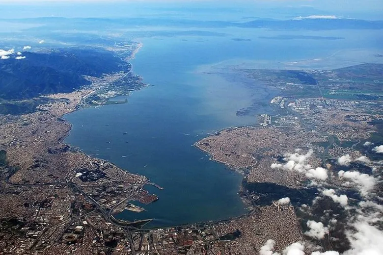 izmirde-ulasimda-beklenen-karar-cikti-izbanda-90-dakika-donemi-yeniden-basladi-izban-90-dakika-geri-geldi-mi-1792133059784.png