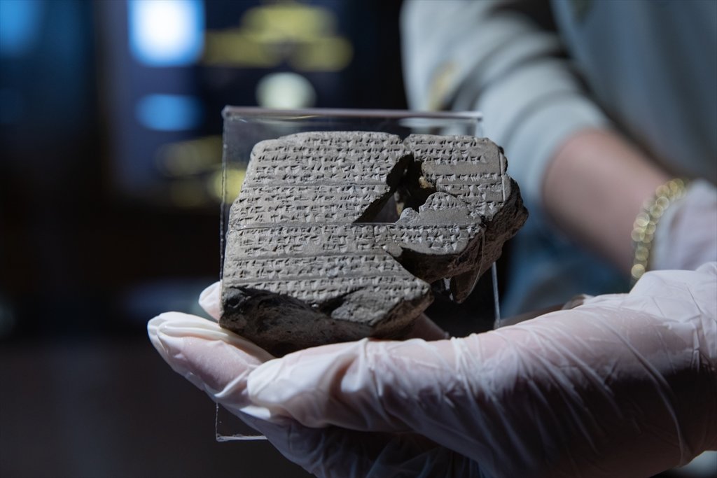 Hititlerin 3 bin 500 yıllık kutsal evlilik tableti İzmir’de ziyaretçisiyle buluştu