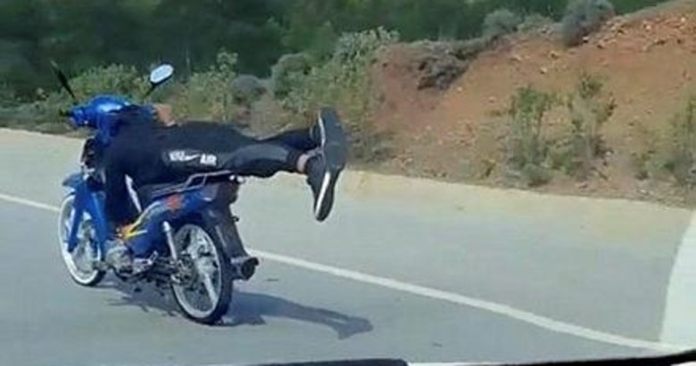 Muğla’da skandal görüntü! Yatarak tek elle motosiklet kullandı