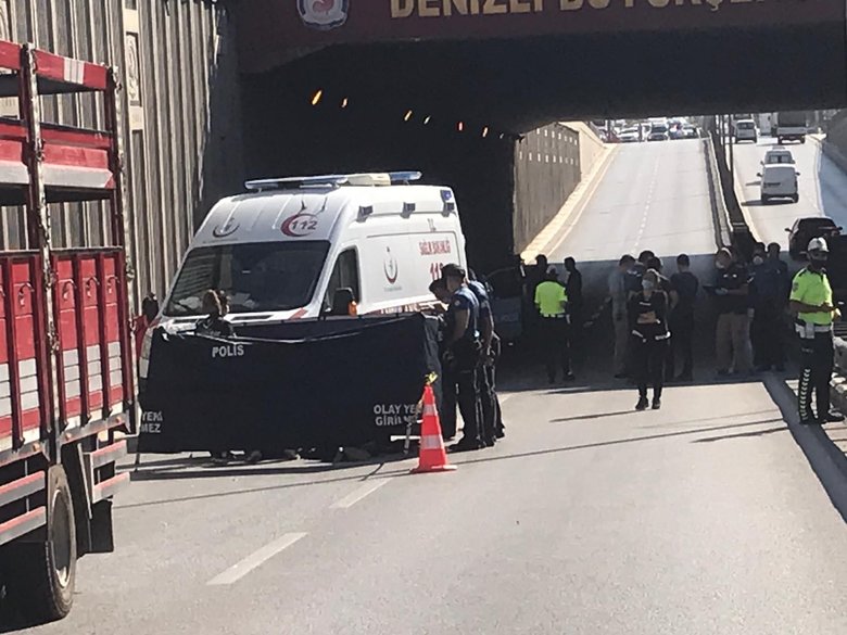 Üst geçitten düşen gence kamyon çarptı!