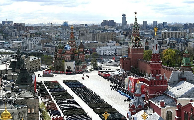 Zafer Günü’nde gövde gösterisi yapan Vladimir Putin dünyaya seslendi