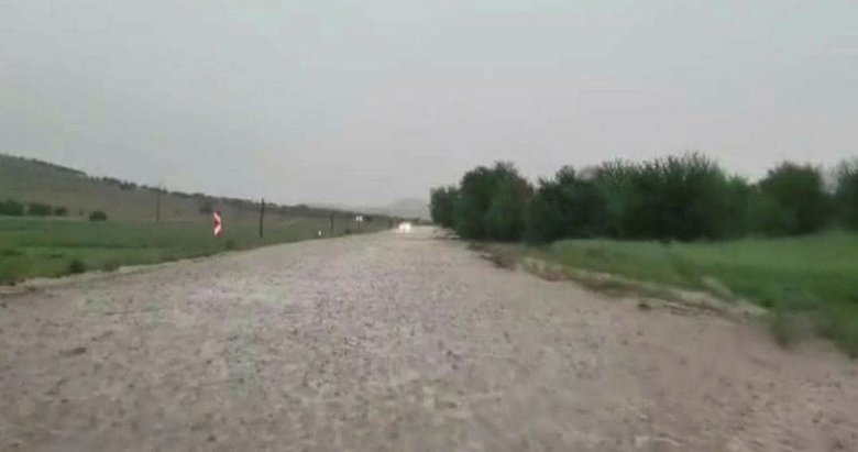 Afyonkarahisar’ı yağış vurdu! Yol ve tarlalar sel suları altında