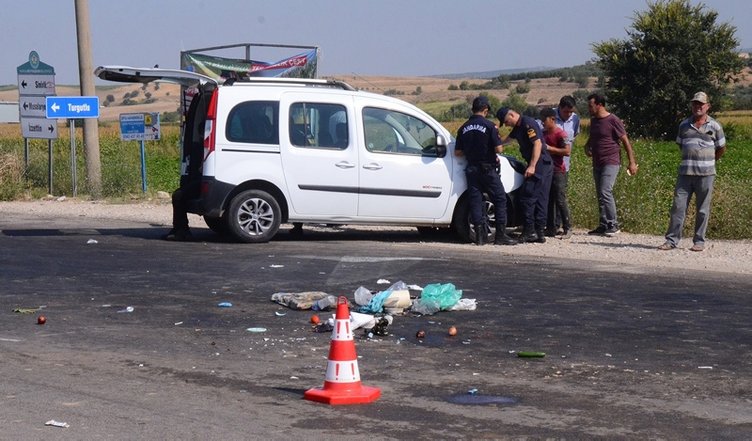 Manisa Turgutlu’da işçileri taşıyan traktör devrildi