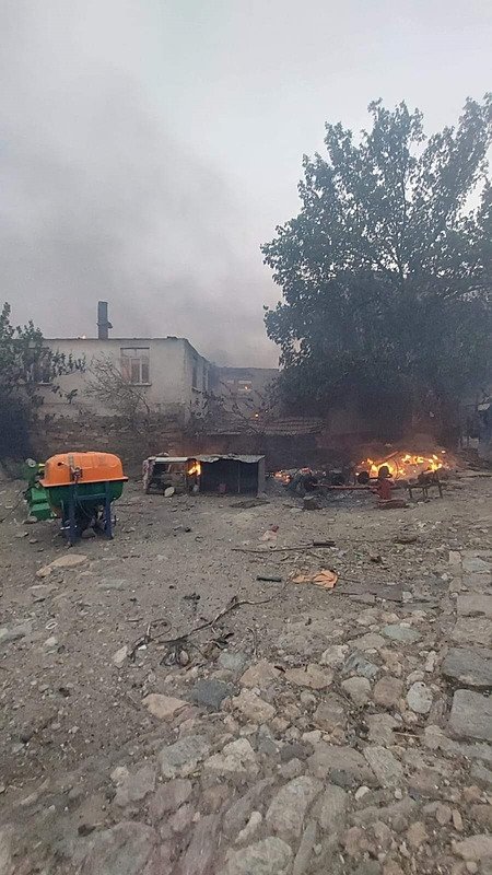 Gördes’teki orman yangını sürüyor: 2 kırsal mahalle boşaltıldı