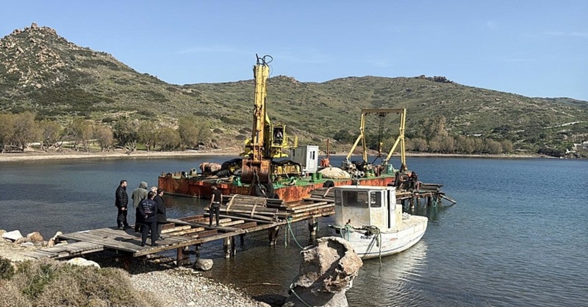 Muğla Bodrum'da kaçak iskeleler yıkıldı
