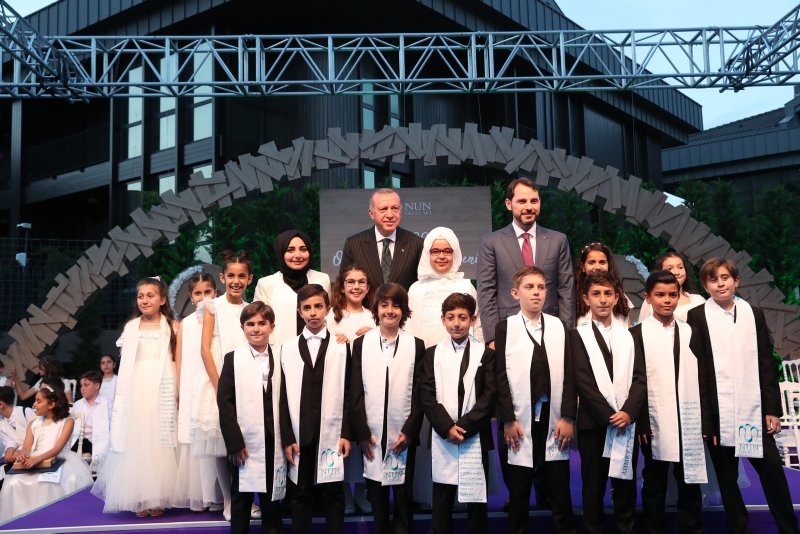 Başkan Recep Tayyip Erdoğan torunu Mahinur Albayrak’ın mezuniyet törenine katıldı.