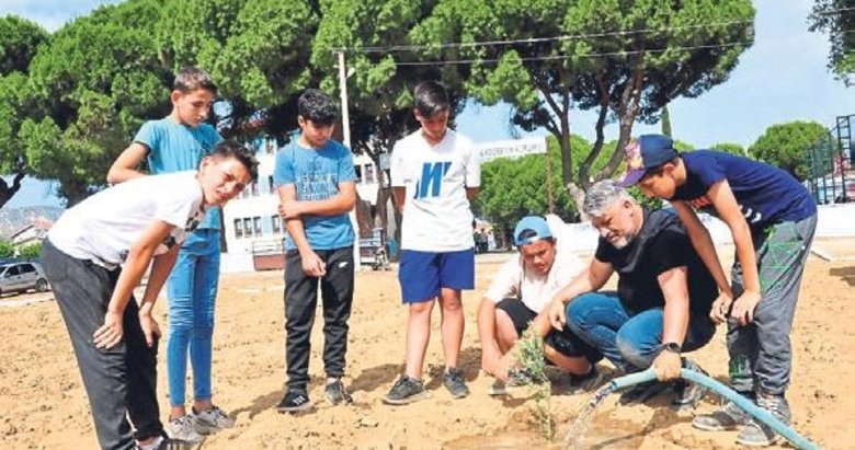 Görev süresi dolan müdür herkes için bir fidan dikti