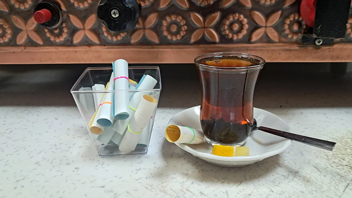 Hesabı ödemeden önce fişe mutlaka bakın! Bu dükkanda her adisyon farklı bir mesaj taşıyor...