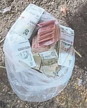 izmirde-insanlik-olmedi-dedirten-olay-poset-dolusu-parayi-bulup-bir-an-bile-tereddut-etmedi-1785354509115.jpeg