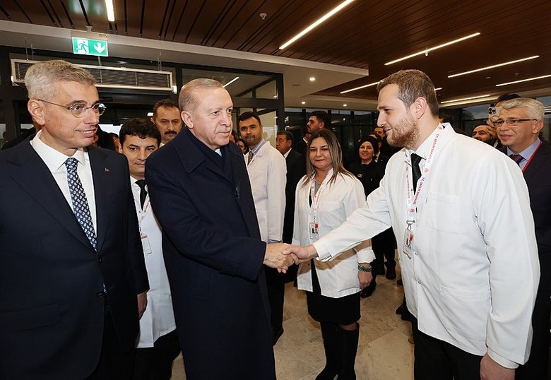 aydin-sehir-hastanesi-acildi-kurdeleyi-baskan-erdogan-kesti-her-acidan-gurur-verici-bir-sifa-merkezini-sehrimi-1769272893472.jpeg