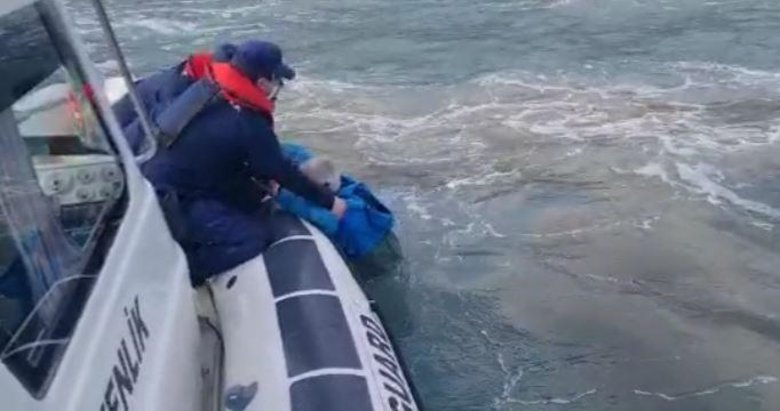 Çanakkale’de teknesi batan şahsı Sahil Güvenlik ekipleri kurtardı