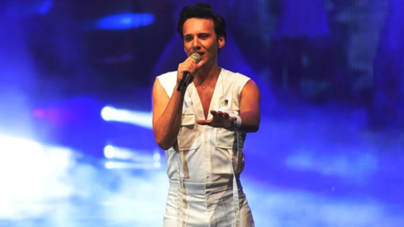 Şarkıcı Edis hakkında yakalama kararı!